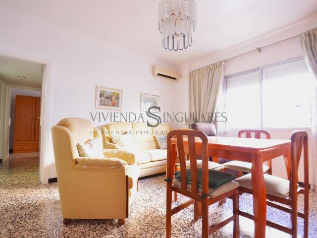 Piso en venta en Sevilla, Cruz Roja. Piso en buenas condiciones, situado en la barriada de Campos de Soria. Pisos.