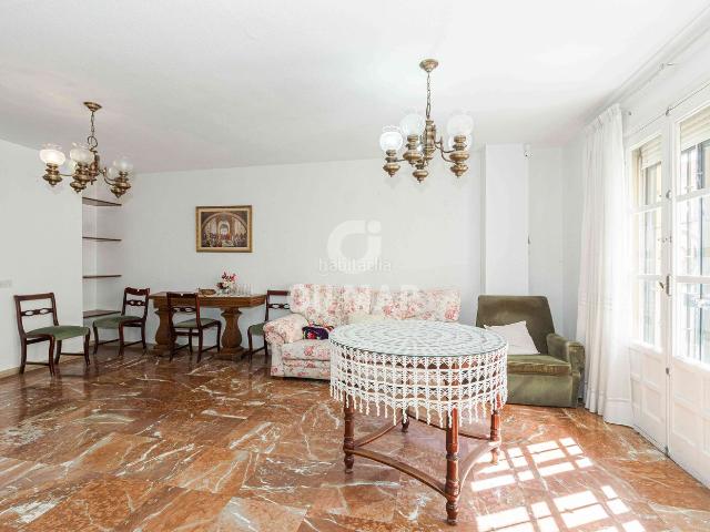 Piso en venta en Sevilla, Alfalfa Santa Cruz. Se presenta una exclusiva vivienda en el centro histórico de Sevilla, a escasos metros de la Plaza de la Alfalfa.Este piso, con 18. Pisos.