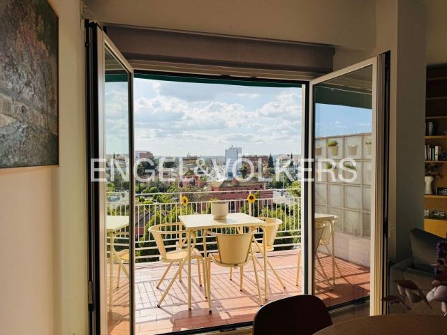 Piso en venta en Sevilla, Bami La Estrella. Exclusivo Apartamento en Avenida Manuel Siurot, Sevilla Lujo Reformado 2022 con Terraza Privada y Balcón para Atardeceres Únicos. Pisos.