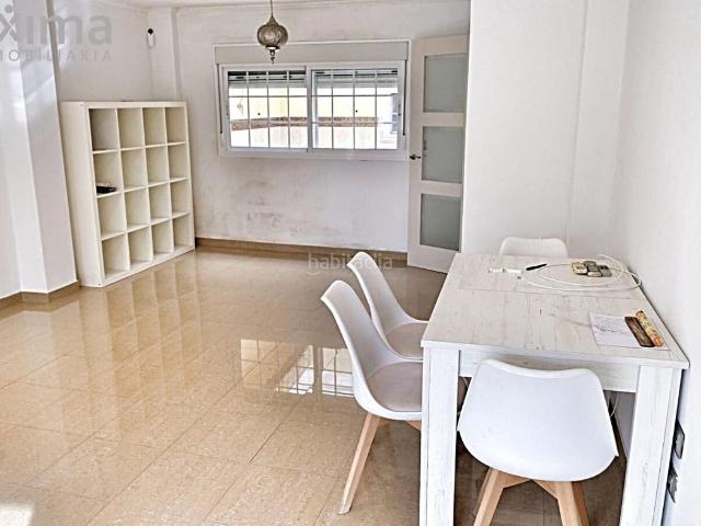 Piso en venta en Sevilla, Bellavista. Magnífico piso de 125 m2 con patio privado en Bellavista, listo para entrar a vivir. Pisos.