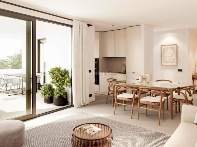 Piso en venta en Sevilla, Bellavista. Se vende piso de esquina dos habitaciones dos baños, terraza, piscina y garaje. Pisos.