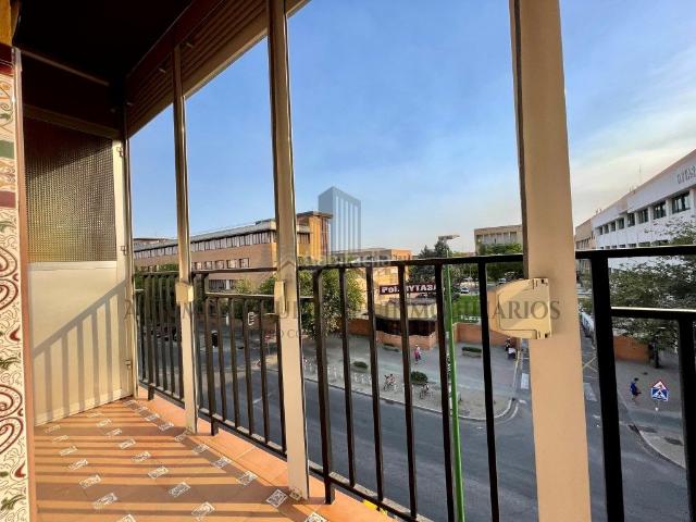 Piso en venta en Sevilla, El Cerro. OPORTUNIDAD PARA INVERTIR O VIVIR EN PLENA CERRO DEL AGUILA. LLAMENOS. Pisos.