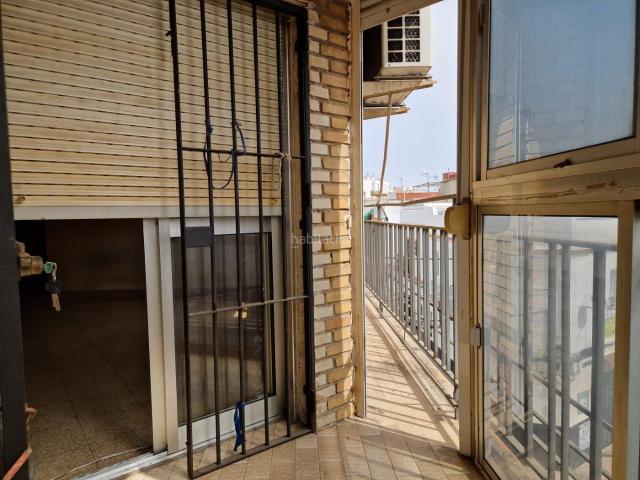 Piso en venta en Sevilla, El Cerro. Piso en esquina con terraza junto al Metro La Plata y Cocheras. Pisos.