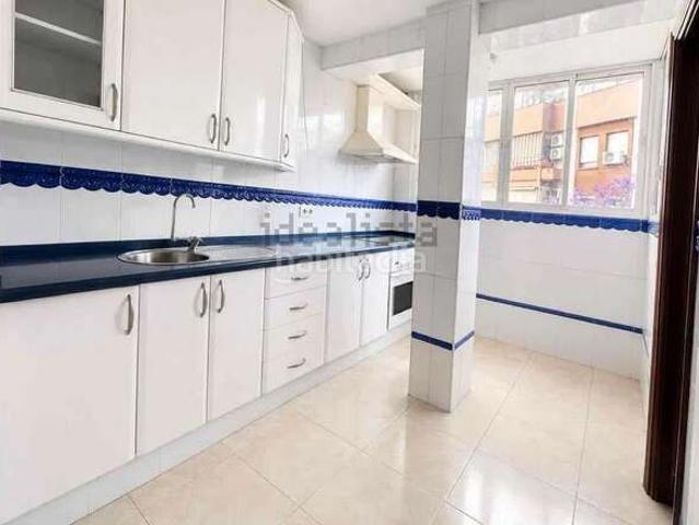 Piso en venta en Sevilla, El Torrejón El Cerezo. ESTUPENDO PISO EN MACARENA CON 4 DORMITORIOS, TERRAZA Y ASCENSOR. Pisos.