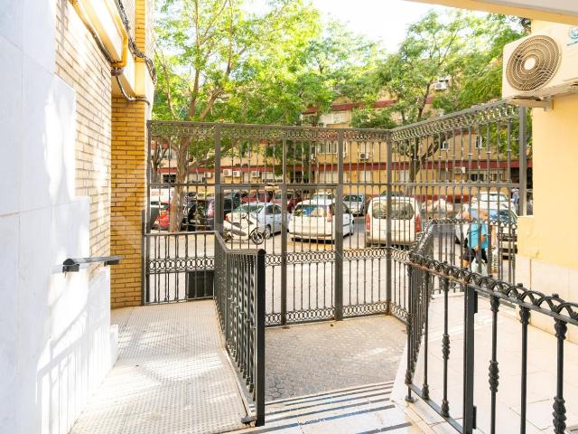 Piso en venta en Sevilla, Juan XXIII Rochelambert. Piso de 3 dormitorios en Rochelambert, a 5 minutos del metro. Pisos.