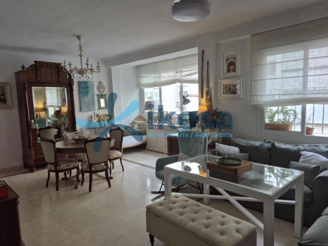 Piso en venta en Sevilla, Los Remedios. Elegante Piso en el Corazón de Los Remedios, Sevilla Tu Nuevo Hogar Te Espera!. Pisos.