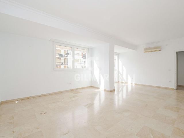 Piso en venta en Sevilla, Los Remedios. En el barrio de Los Remedios, en Sevilla, se encuentra este magnífico piso exterior reformado en 2024. Con una superficie de 101 m. Pisos.