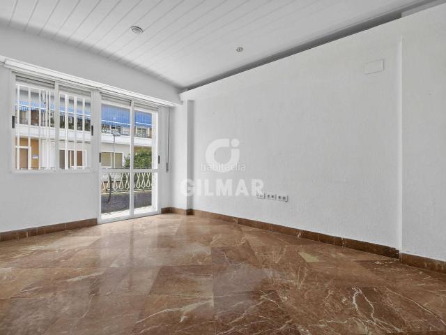 Piso en venta en Sevilla, Los Remedios. Se presenta en la calle Asunción, en el corazón del prestigioso barrio de Los Remedios, este magnífico piso con una superficie con. Pisos.