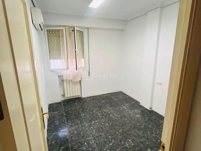 Piso en venta en Sevilla, La Calzada La Florida. Se vende amplio piso de 134 m Urbanización Grupo Óscar Carvallo. Pisos.