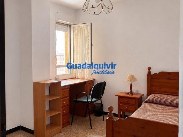 Piso en venta en Sevilla, La Buhaira. PISO JUNTO AL EDIFICIO VIAPOL DE 3 DORMITORIOS CON GARAJE. Pisos.