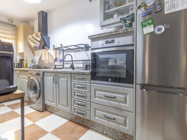 Piso en venta en Sevilla, La Oliva. PISO EN RECINTO COMUNITARIO PRIVADO Y GARAJE A LA VENTA EN SEVILLA, ZONA LA OLIVA. Pisos.