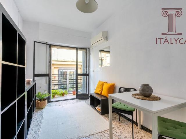 Piso en venta en Sevilla, San Gil. Piso de tres dormitorios exterior con ascensor. Pisos.