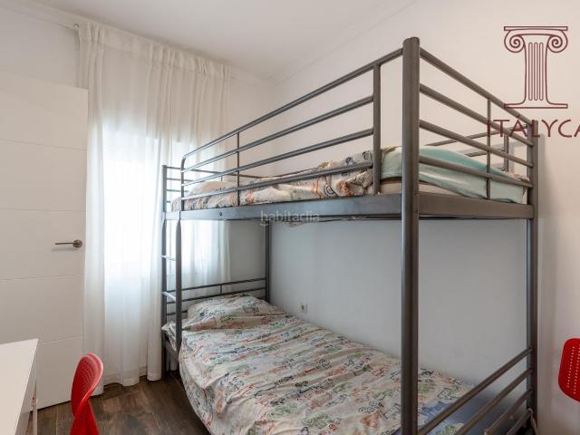 Piso en venta en Sevilla, San Gil. Piso de 2 dormitorios en calle Peral. Pisos.
