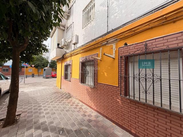 Piso en venta en Sevilla, San Jerónimo La Bachillera. Gran Oportunidad! Bajo con patio y chaflán muy luminoso en San Jerónimo Ideal vivienda o inversión. Pisos.