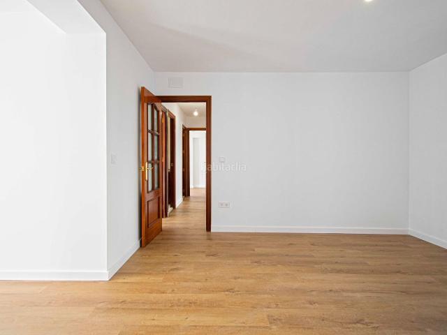 Piso en venta en Sevilla, San Pablo. Estupendo piso en Polígono San Pablo, junto Avda Villas de Cuba!. Pisos.