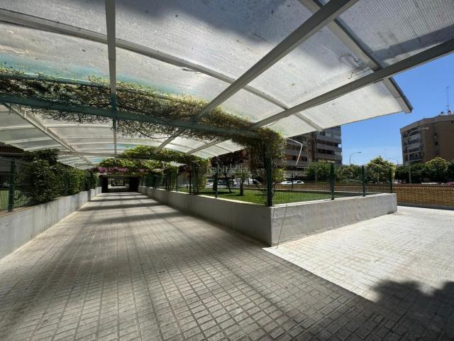 Piso en venta en Sevilla, San Pablo. Piso de 132 m con 4 dormitorios y garaje en Kansas City, Sevilla. Pisos.