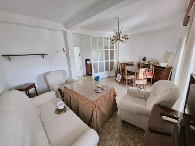 Piso en venta en Sevilla, San Pablo. Piso luminoso con terraza, garaje y trastero en pleno corazón de Nervión. Pisos.
