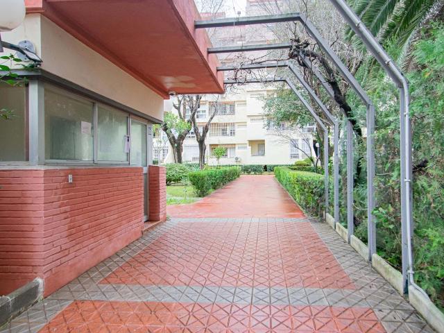 Piso en venta en Sevilla, Santa Clara. Preciosa vivienda REFORMADA en c Ópera Carmen con garaje y piscina comunitaria. Pisos.