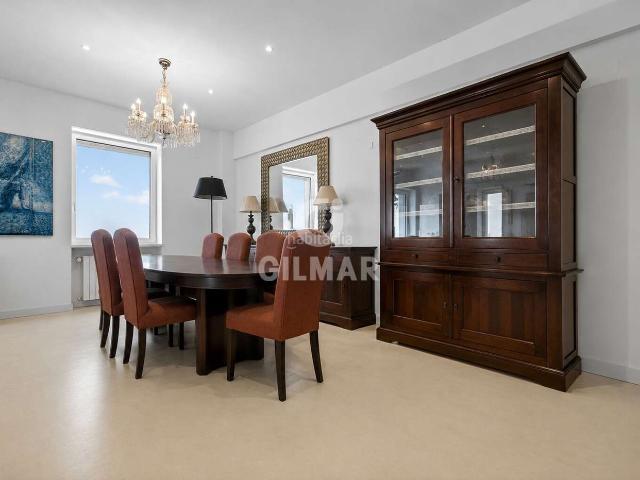Piso en venta en Sevilla, Sector Sur La Palmera Reina Mercedes. En el exclusivo barrio de Heliópolis, en Sevilla, encontramos esta magnífica vivienda en altura, un piso completamente reformado q.