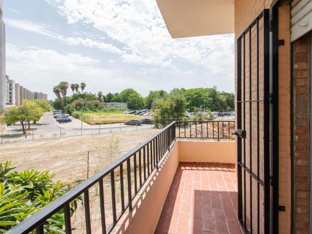 Piso en venta en Sevilla, Tablada. Magnífico piso de esquina en Tablada, con terraza!. Pisos.