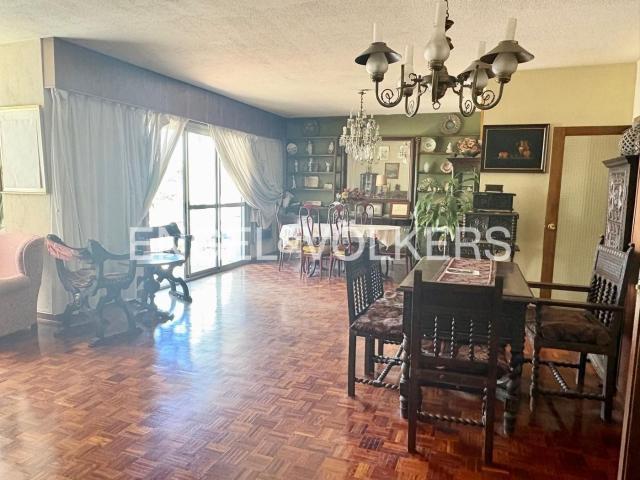 Piso en venta en Sevilla, Triana Este. Señorial y amplio piso exterior con vistas despejadas y plaza de garaje en República Argentina, Sevilla. Pisos.