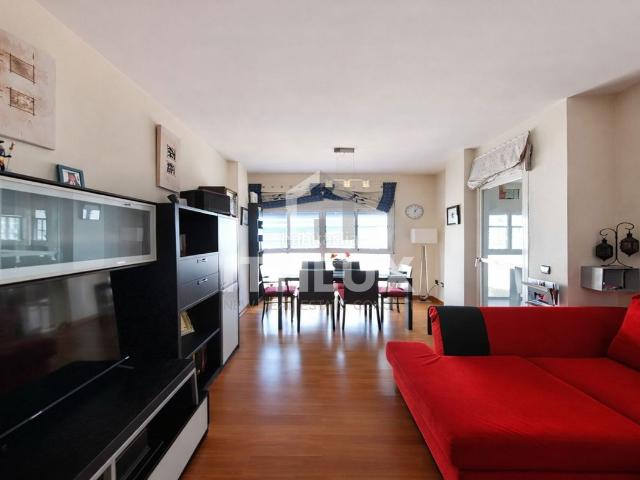 Piso en venta en Sevilla, Urbadiez Entrepuentes. ITHLUX Sevilla te ofrece en exclusiva este piso exterior de 108 m en Cueva de Menga, con 3 dormitorios, 2 baños completos, cocina. Pisos.