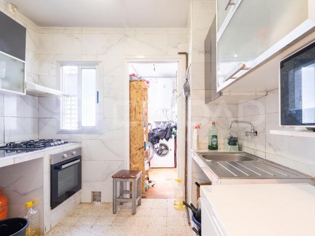 Piso en venta en Sevilla, Villegas. Amplio piso de 86 m2 con 4 dormitorios junto a la futura parada de metro. Pisos.