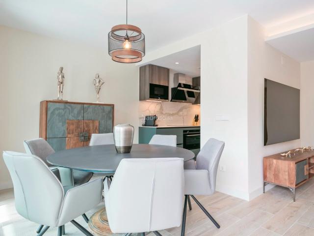 Piso en venta en Sitges, Centre Costa Dorada. Exclusiva vivienda reformada con gran terraza, 2 suites y aislamiento premium a 50 metros de la playa. Pisos.