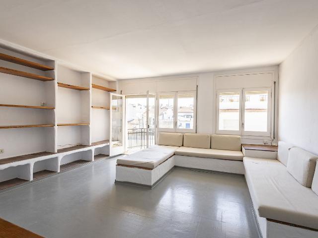 Piso en venta en Sitges, Centre Costa Dorada. Luminoso y amplio piso cerca del centro de Sitges. Pisos.