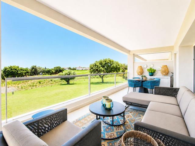 Piso en venta en Sotogrande, Sotogrande Alto. Excepcional apartamento de lujo en primera línea de golf con vistas al mar en San Roque Club. Pisos.