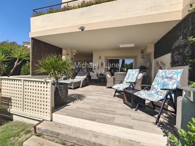 Piso en venta en Sotogrande, Sotogrande Alto. Elegante apartamento en planta baja de 3 dormitorios con jardín privado en San Roque Club. Pisos.