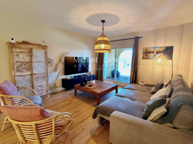 Piso en venta en Sotogrande, San Enrique Guadiaro Pueblo Nuevo. Fantástico Apartamento Reformado con Jardín Privado en Pueblo Nuevo de Guadiaro. Pisos.