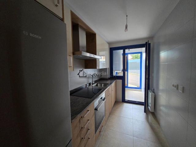 Piso en venta en Soutomaior. Se vende precioso piso a estrenar con terraza en una ubicación inmejorable en Arcade, al lado del paseo del muelle, plaza y parque. Pisos.