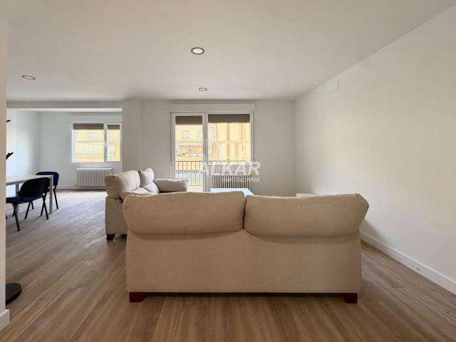 Piso en venta en Tudela, Griseras Gardachales. AMPLIO PISO EN PLENO CENTRO. Pisos.