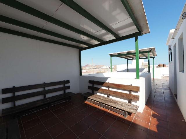 Piso en venta en Teguise, Caleta de Famara. Oportunidad única de vivir en Famara con amplia azotea privada. Pisos.