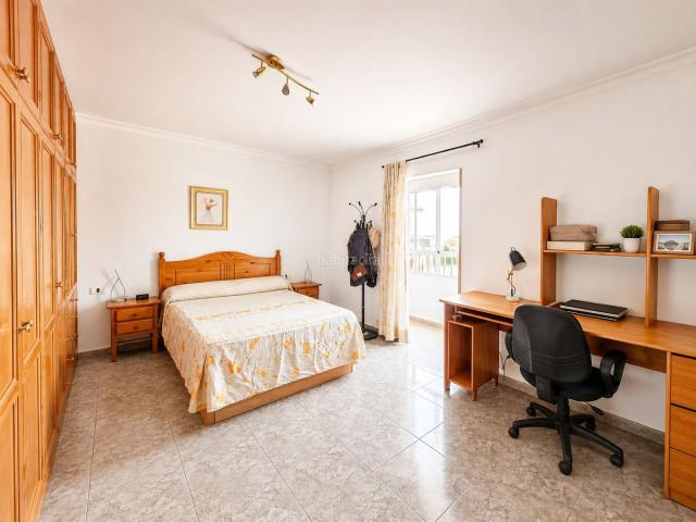 Piso en venta en Telde, San Gregorio. ¡Comodidad, luz y vistas al mar para toda tu familia! Si buscas un hogar espacioso, tranquilo y listo para entrar a vivir. Pisos.