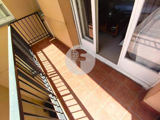 Piso en venta en Terrassa, Barri del Centre. Amplia Vivienda Exterior de 4 Dormitorios y Balcón en el Centro de Terrassa. Pisos.
