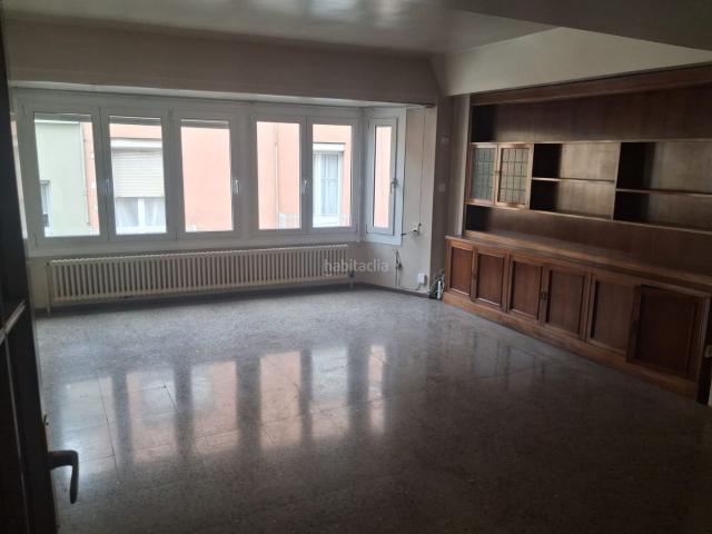 Piso en venta en Terrassa, Barri del Centre. Piso de 6 habitaciones espectacular, con mucha luz natural. Vistas a Montserrat. Pisos.