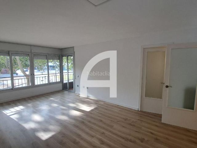 Piso en venta en Terrassa, Ca n'Aurell. AMPLIO PISO ESQUINERO CON AMPLIO BALCÓN Y MUCHA LUZ EN PLENO CENTRE DE TERRASSA. Pisos.
