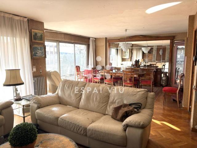 Piso en venta en Terrassa, Ca n'Aurell. Inmejorable ubicación y luminosidad. Pisos.