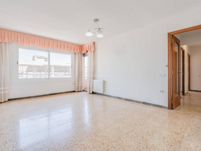 Piso en venta en Terrassa, Ca n'Aurell. OPORTUNIDAD PARA ENTRAR A VIVIR. Pisos.
