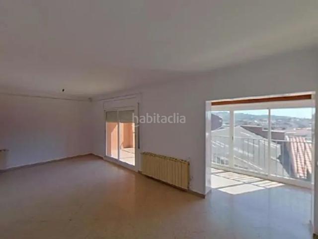 Piso en venta en Terrassa, Ca n'Aurell. Terrassa, Barcelona. EN RENTABILIDAD se vende alquilado, no se puede visitar ni hipotecar. Pisos.