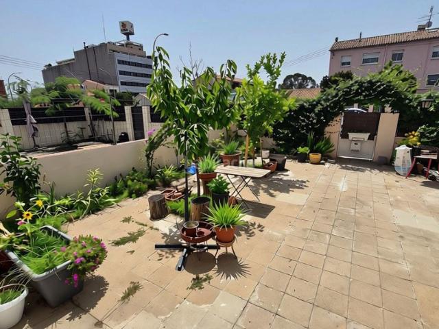 Piso en venta en Terrassa, Egara. Planta baja con entrada independiente y dos terrazas: la comodidad de vivir como en una casa. Pisos.