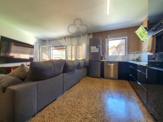 Piso en venta en Terrassa, La Maurina. REFORMADO, MUY LUMINOSO, TODO EXTERIOR, TERRAZA Y SOLO 2 VECINOS. Pisos.