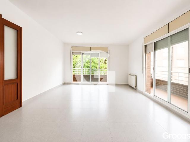 Piso en venta en Terrassa, Les Arenes La Grípia Can Montllor. EXCELENTE PISO CON DOS BALCONES Y TERRAZA. Pisos.