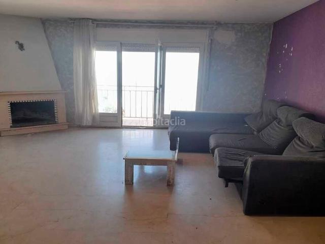Piso en venta en Terrassa, Les Arenes La Grípia Can Montllor. Gran oportunidad de comprar una casa de cuatro habitaciones en la localidad de Terrassa en Barcelona. No dejes pasar esta gran oc.