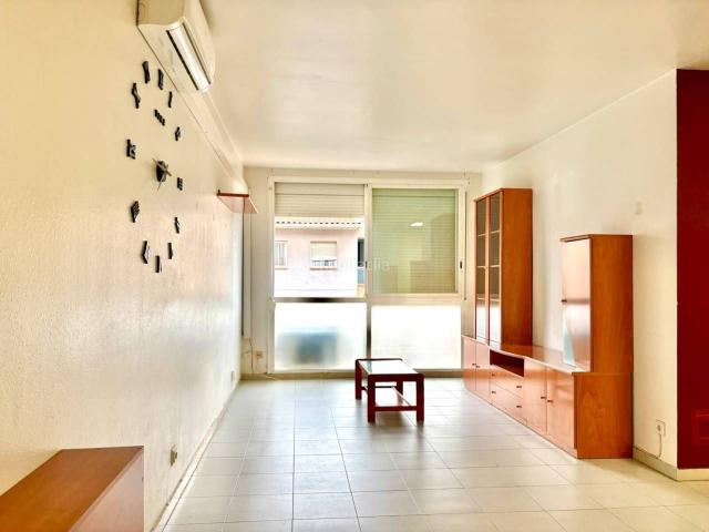Piso en venta en Terrassa, Les Arenes La Grípia Can Montllor. PISO EN BUEN ESTADO CON PARKING Y ASCENSOR JUNTO A TERRASSA EST. Pisos.