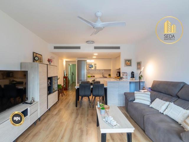 Piso en venta en Terrassa, Les Arenes La Grípia Can Montllor. Piso seminuevo con piscina y terraza junto a Renfe Est en Terrassa. Pisos.