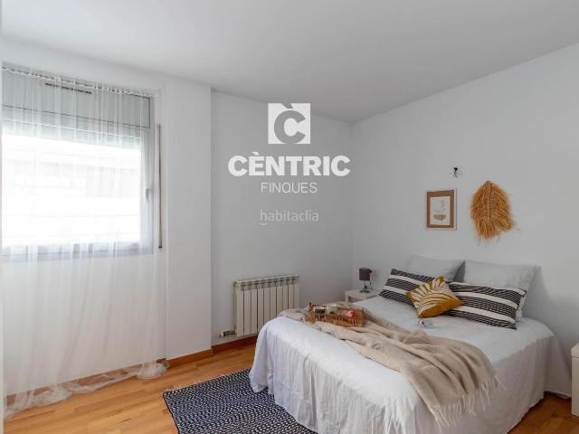 Piso en venta en Terrassa, Plaça Catalunya Escola Industrial. Planta baja con terraza en el barrio de las Escoles, Terrassa. Pisos.