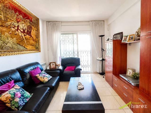 Piso en venta en Terrassa, Pla de Bon Aire. Piso en planta baja elevada con gran balcón cerrado, tres habitaciones y galeria. Pisos.